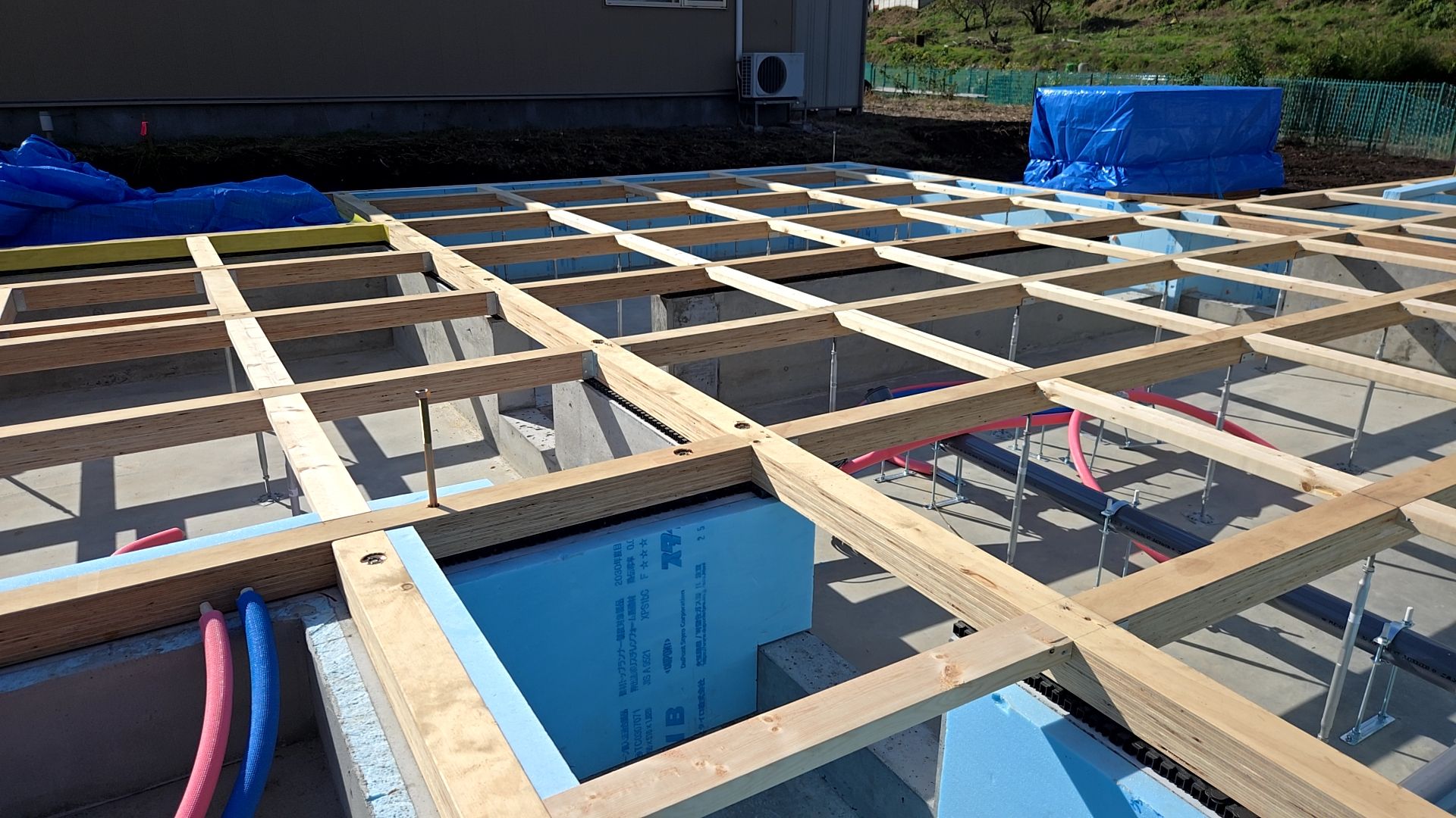 現場は整理整頓し、事故やケガがないよう十分気を付けています。