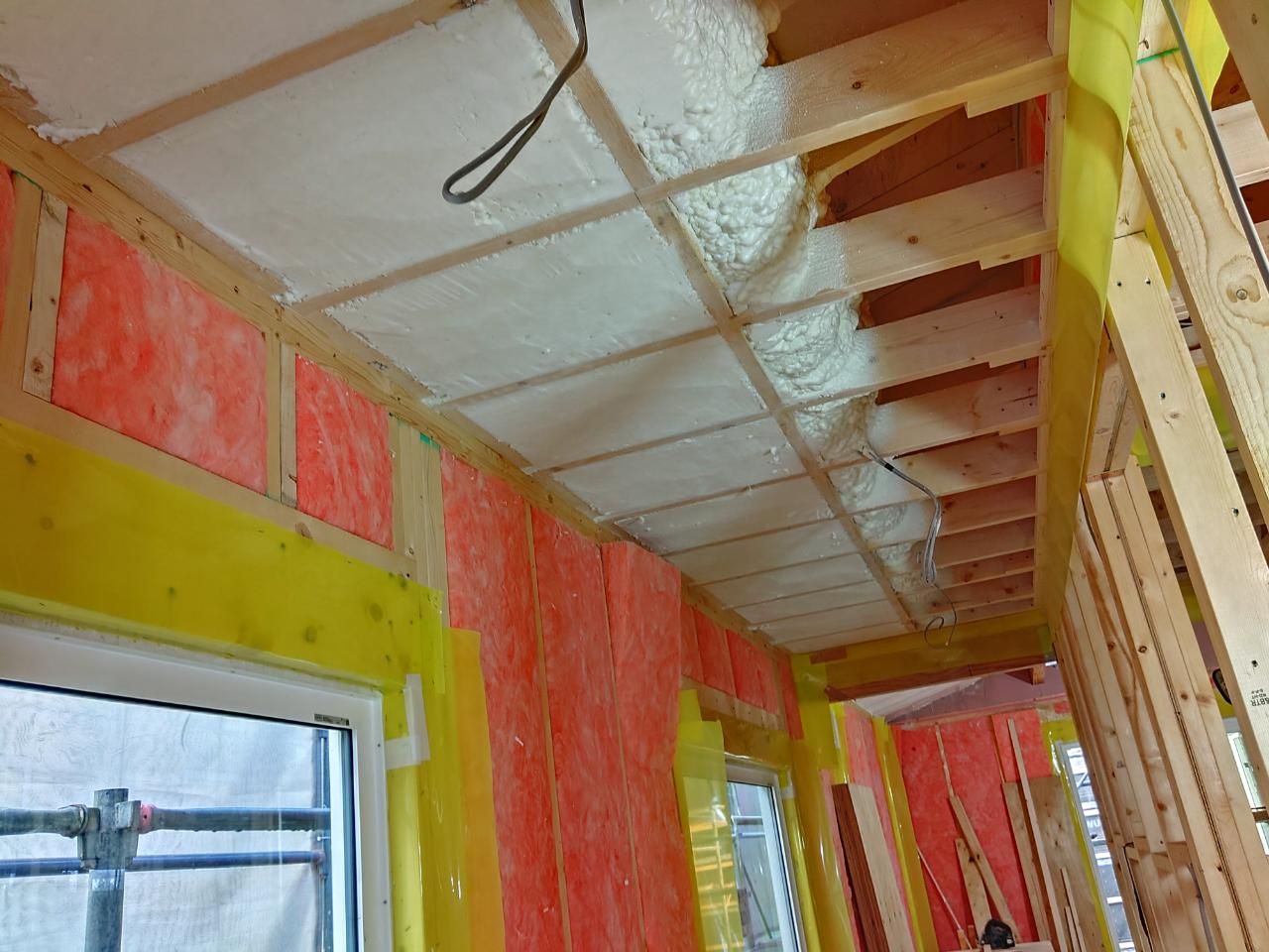 断熱材を隙間のないよう丁寧に充填し、施工が進められております。