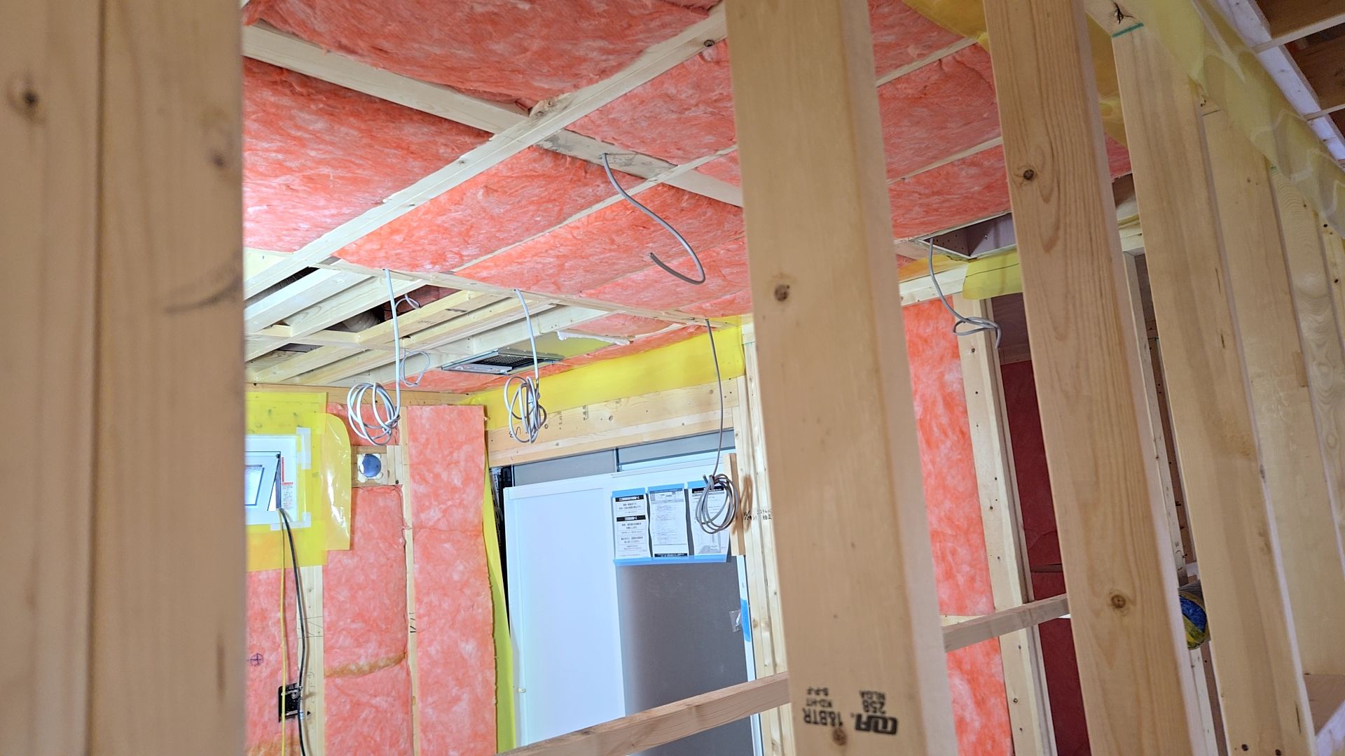 そのほか断熱材の充填工事も引き続き進められております。隙間のないよう丁寧に充填作業を行っています。