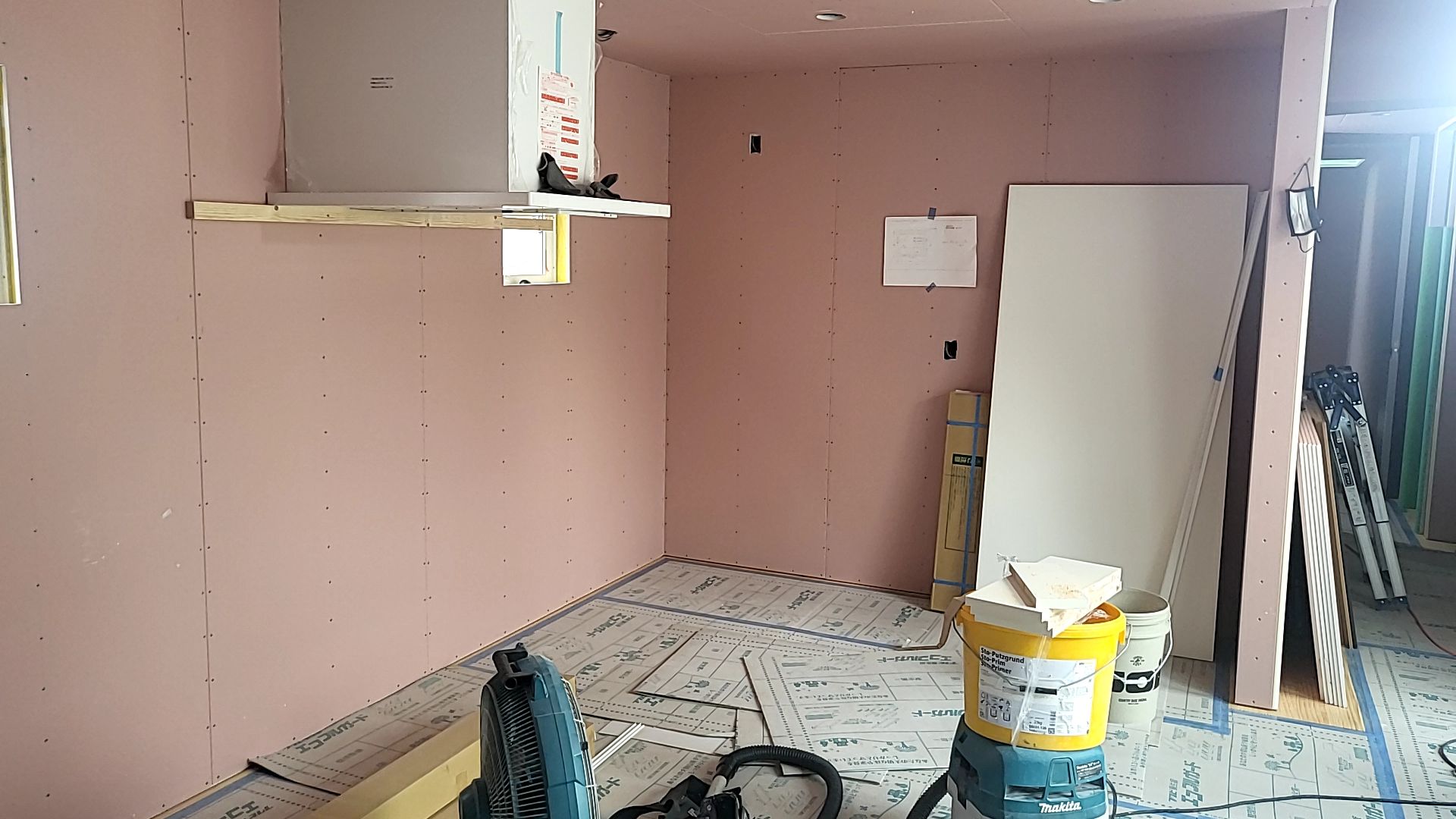 ボードが張られている様子です。