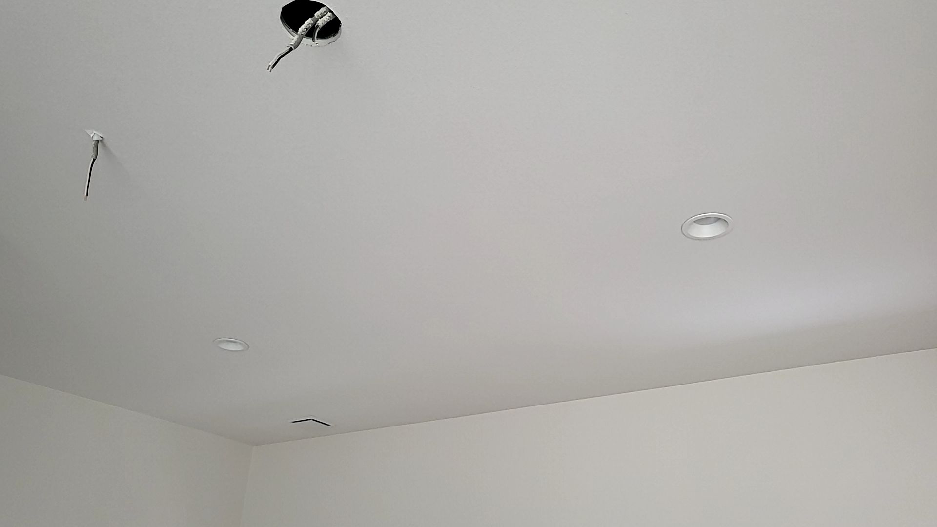 電気業者による器具の取り付けが行われております。