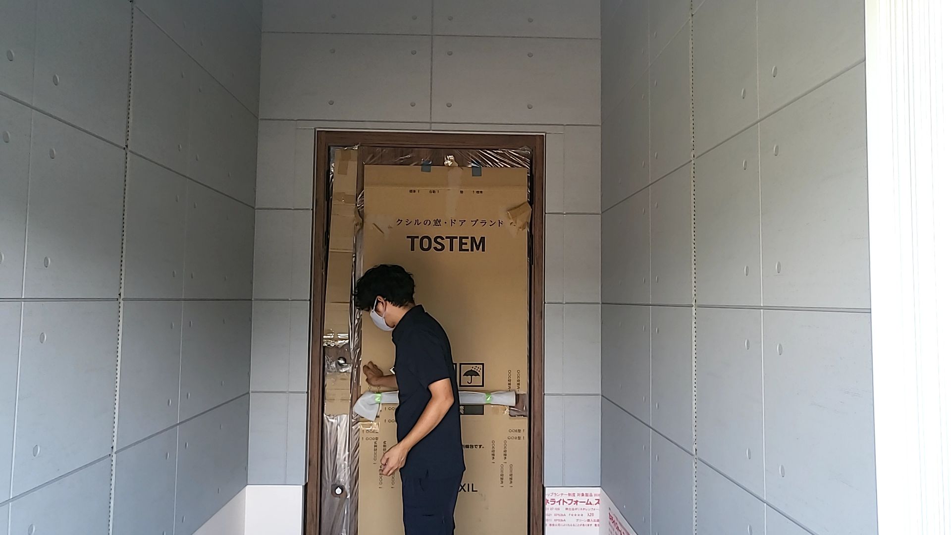 玄関ドアの取扱説明の様子です。