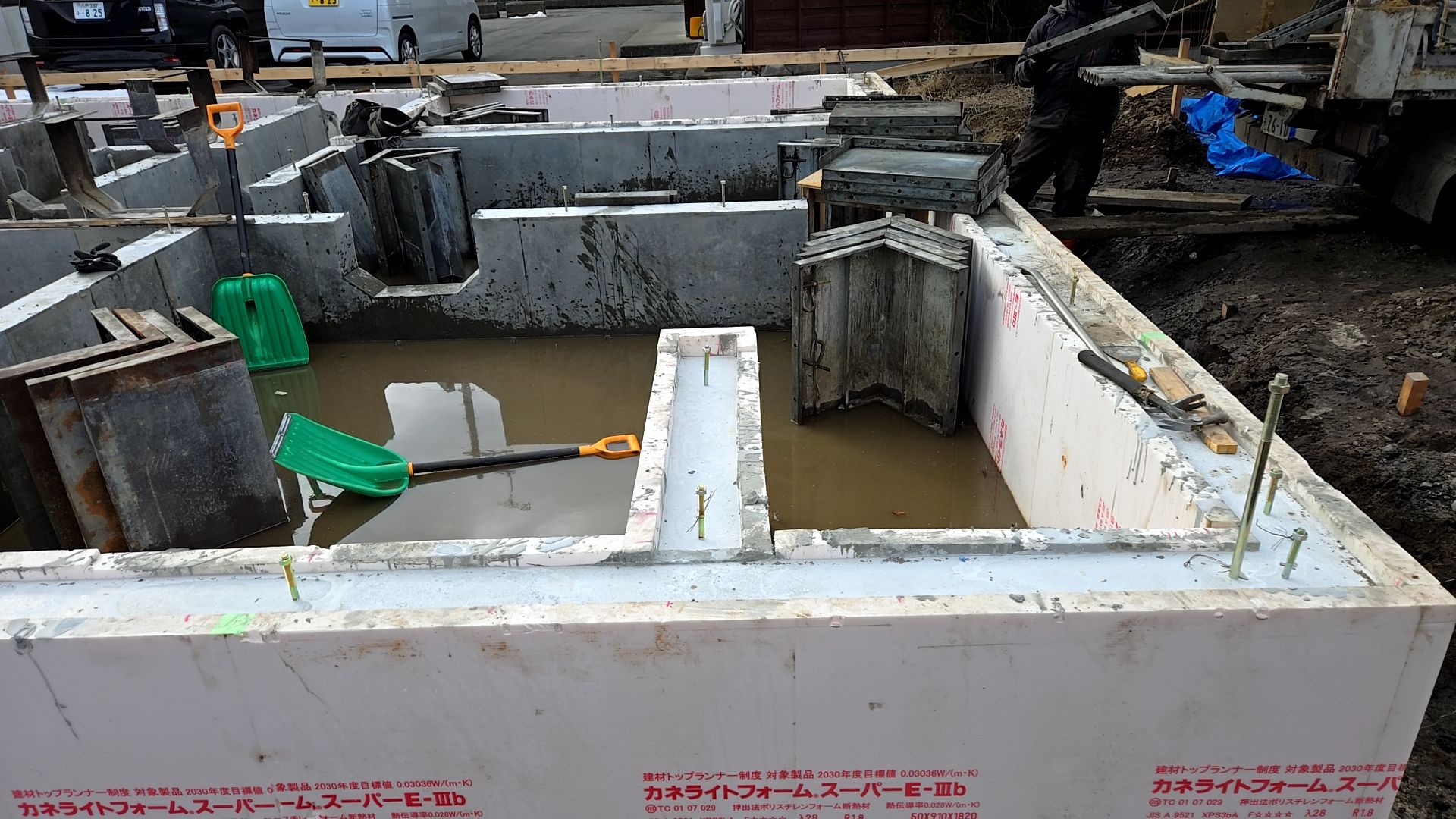 断熱材などに傷を付けないよう丁寧にバラしていきます。