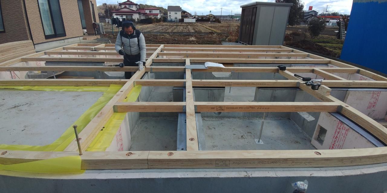 アンカーボルトの締めすぎに注意して施工してます。アンカーボルトの穴が深すぎたり、締め付けをキツくしすぎると土台に割れが生じます。