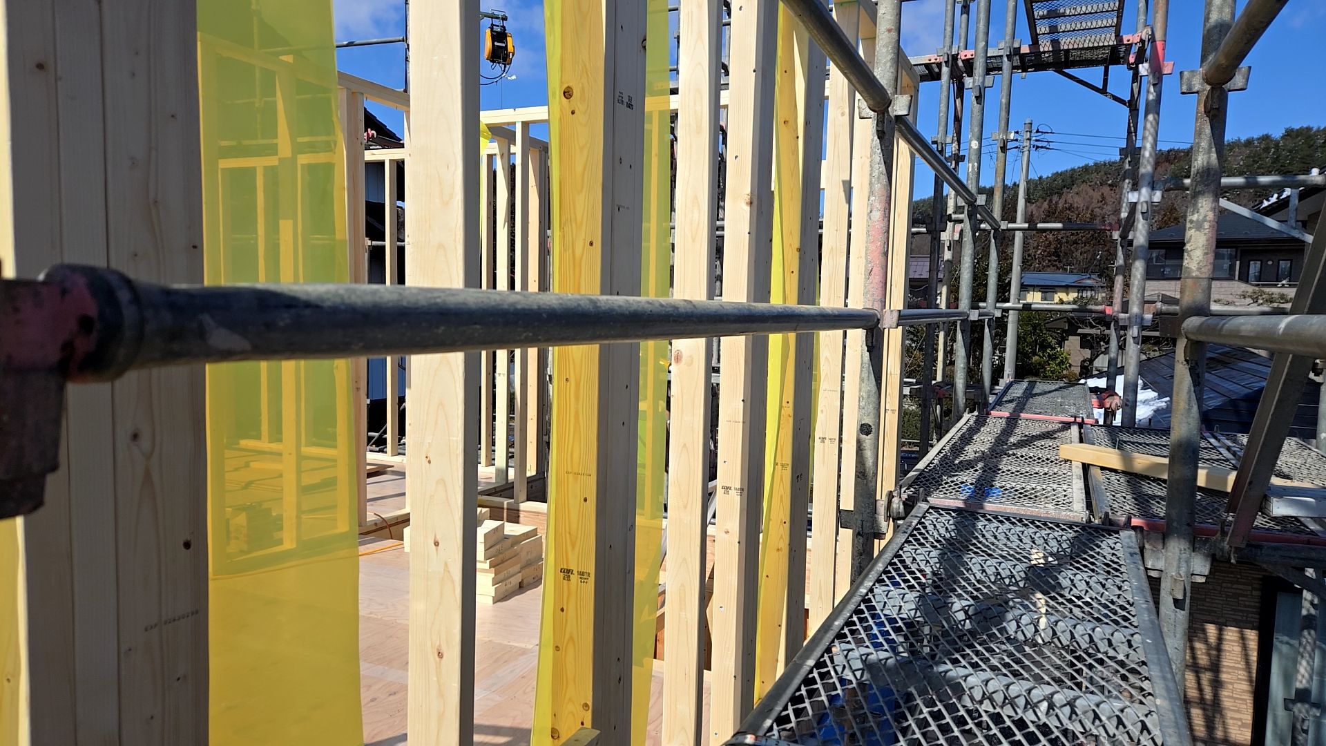 気密性を連続させるための先張りシートを忘れずに施工していきます。