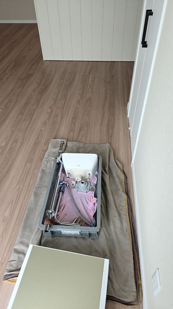 建築による、床のキズ補修の様子です。