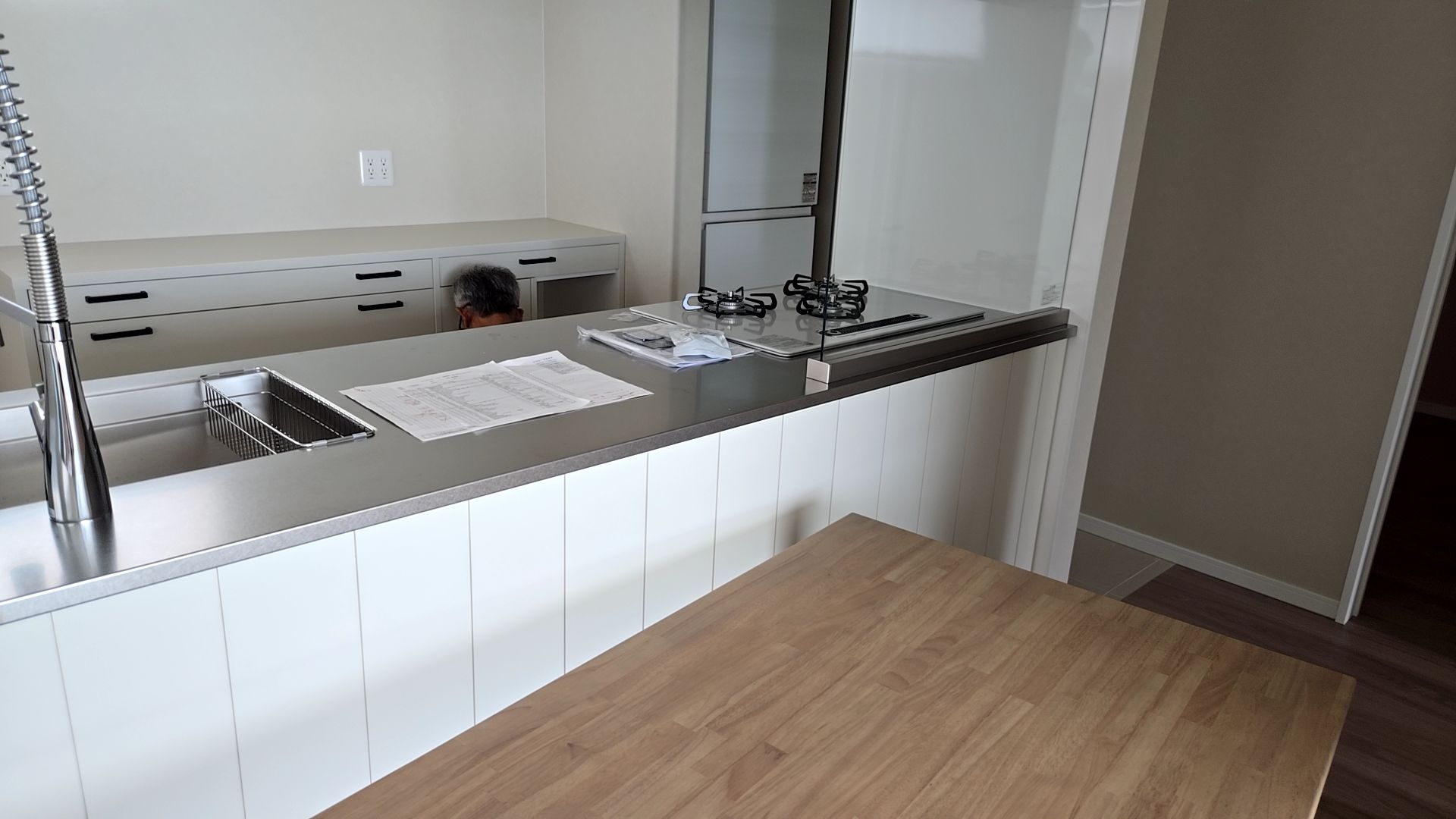 サイズの確認をし、丁寧に取り付けていきます。