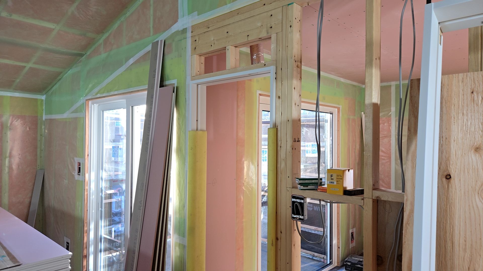 天井・壁のボード貼りが行われている様子です。ビスの間隔に注意しながら、めり込み等のないよう丁寧に施工しています。