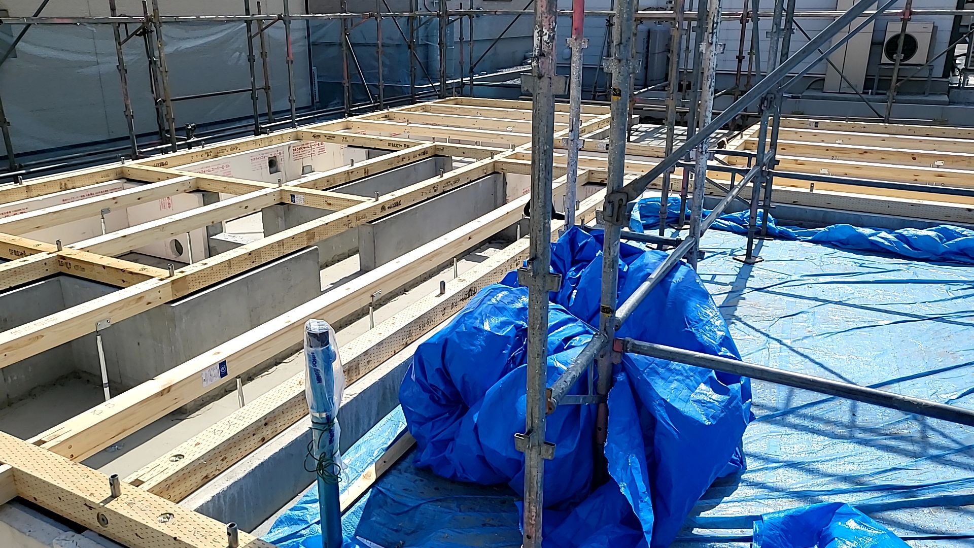 金具の締め付けに注意して丁寧に施工しております。