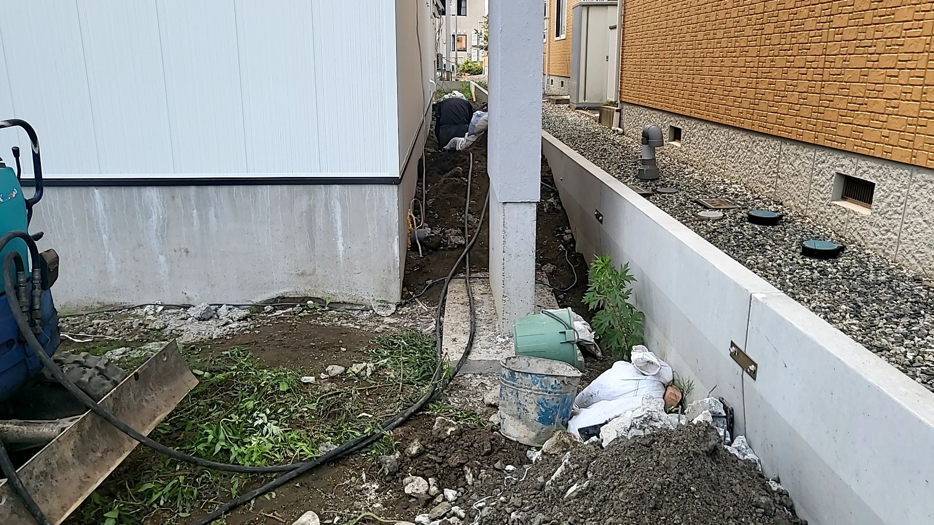 外部配管工事も引き続き行われております。