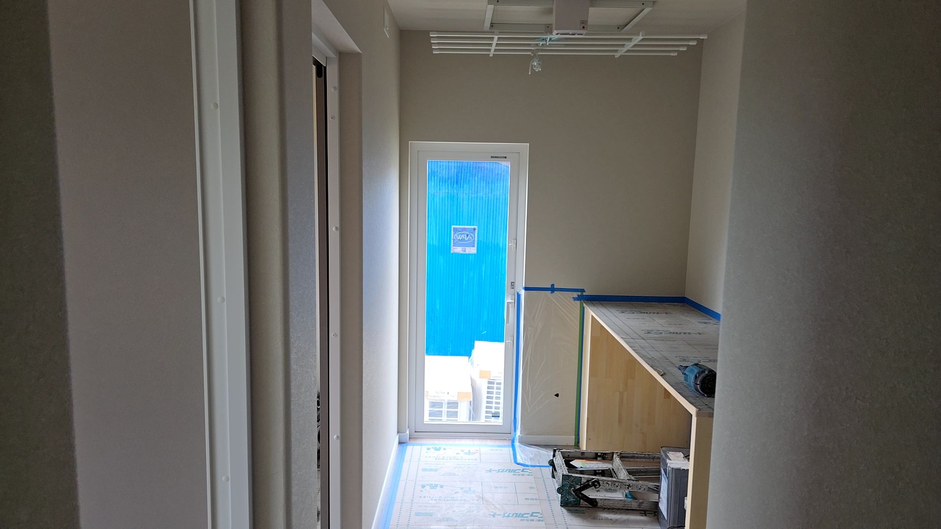 室内用の昇降式物干しが取り付けられました。