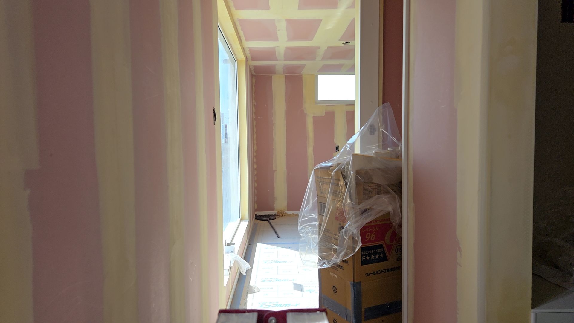 内装業者による2階のパテ掛けが行われました。