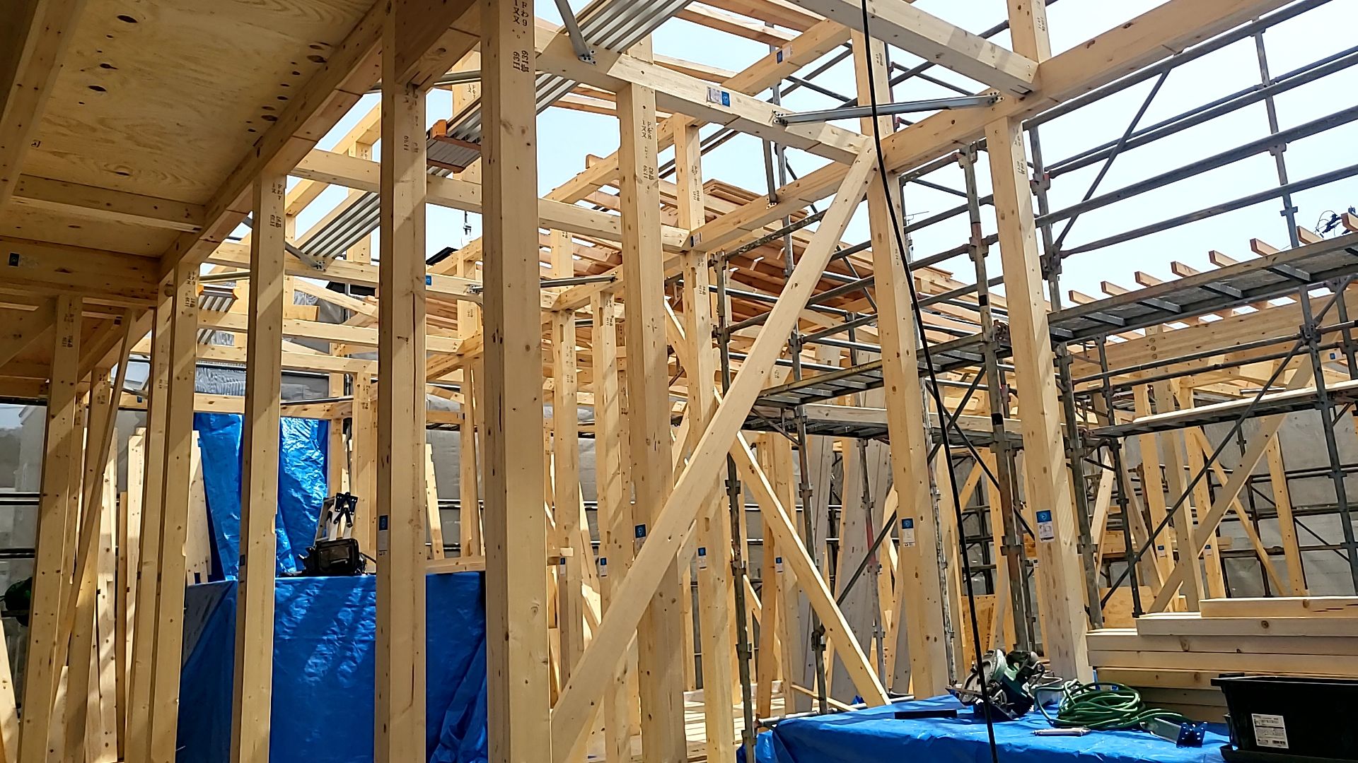 タルキ掛けが行われている様子です。