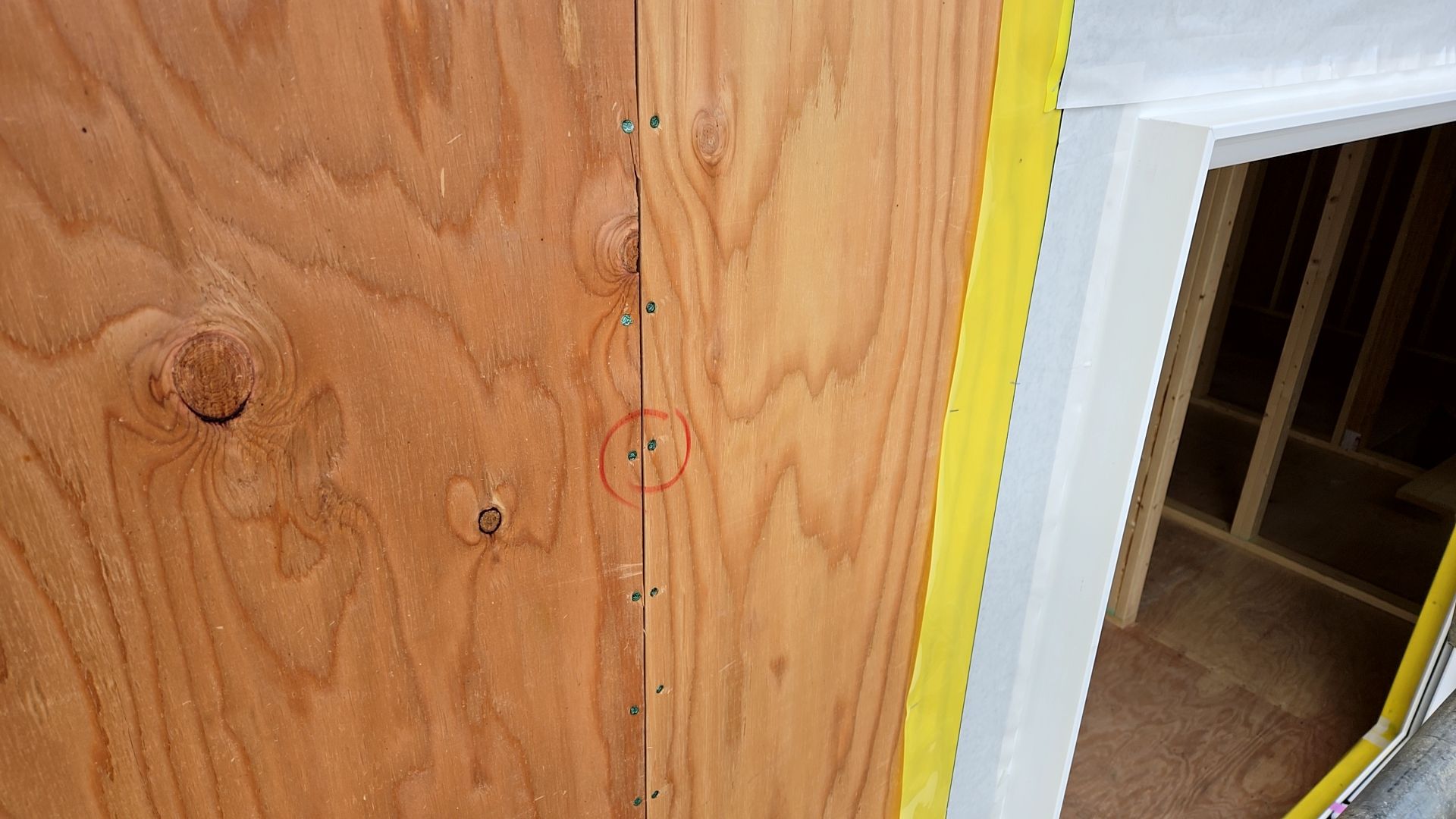 釘施工のチェックの様子です。施工不良のあった場所に印をつけ、全て確認後補修していきます。