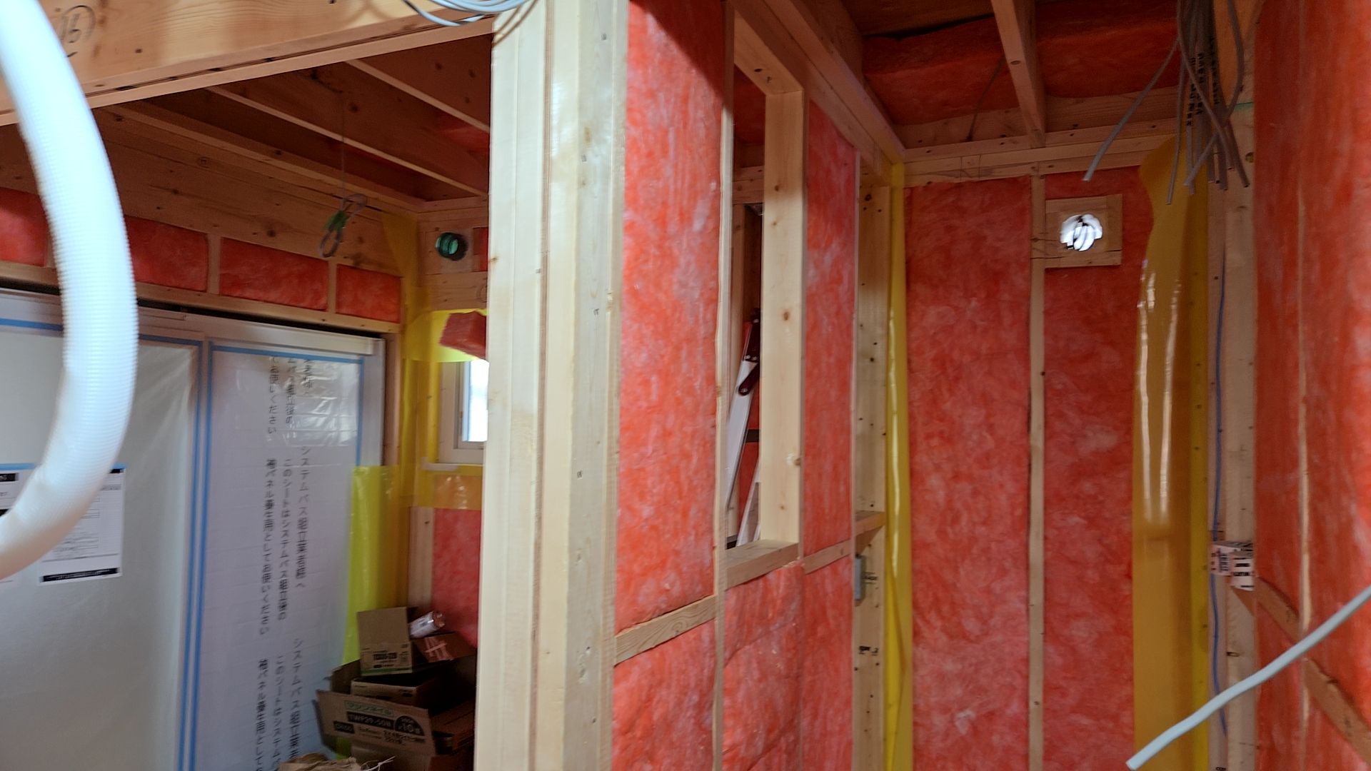 家の性能に関わる大切な部分となるので、隙間のないよう丁寧な施工を行っております。