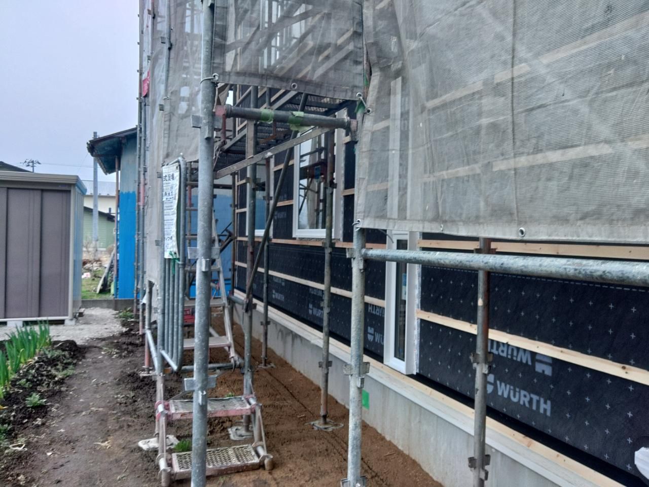 外壁下地の通気胴縁が施工された様子です。釘の打ち方に気を付けて作業を行っております。