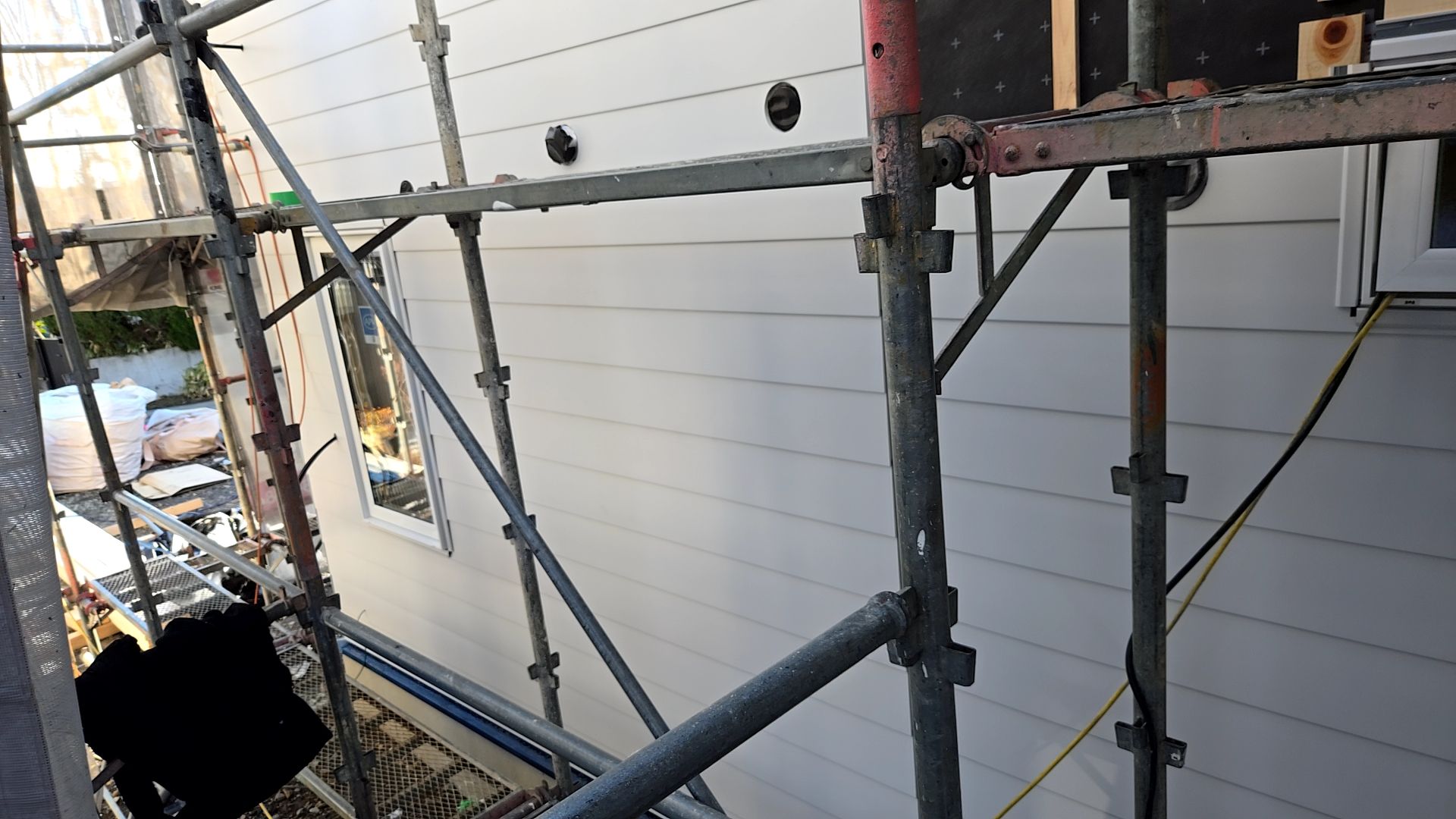 建築による外壁貼りが行われております。キズや汚れが付かないよう十分に注意しながら施工しております。