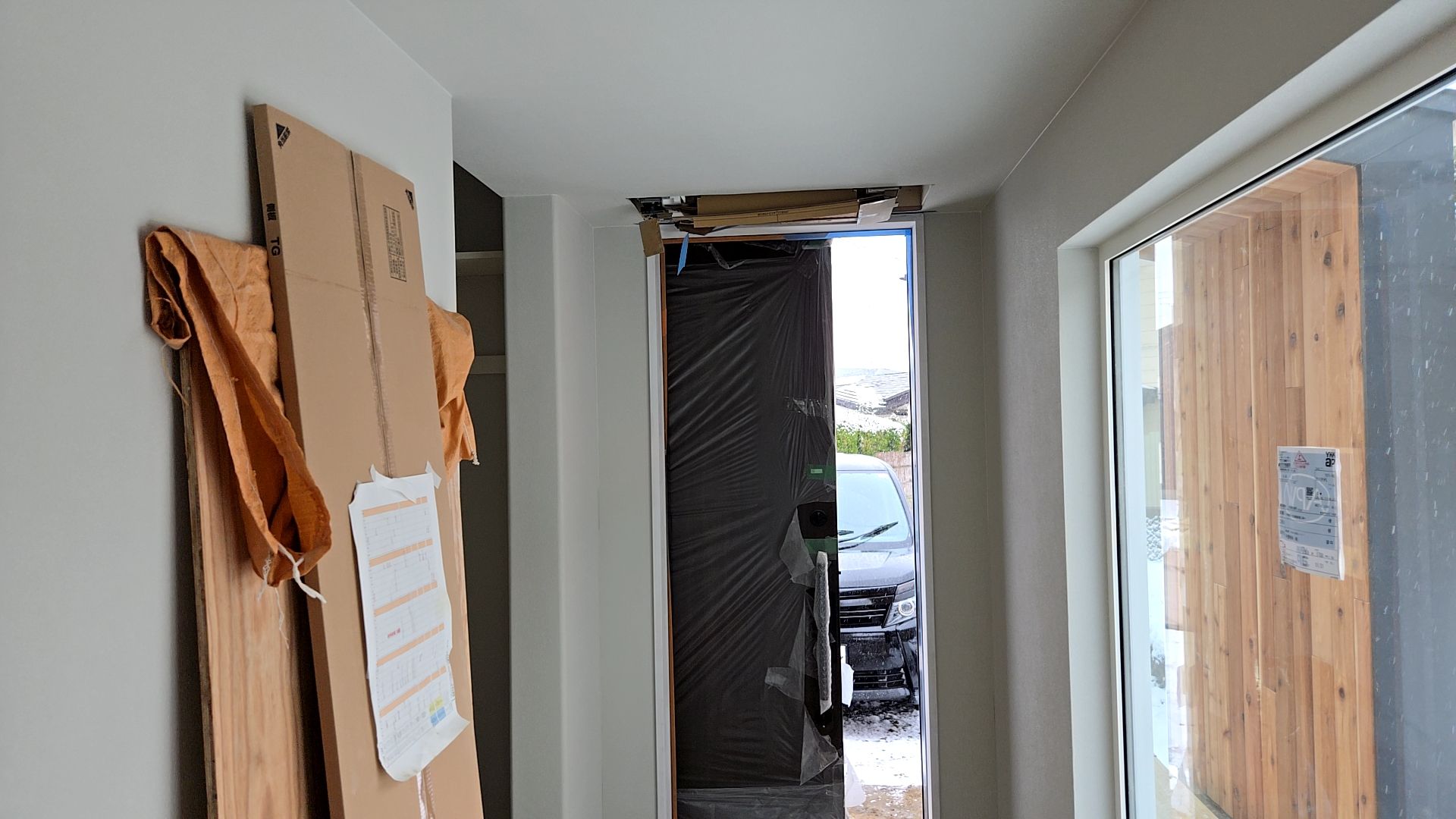 汚れが周囲につかないよう丁寧に養生し、クロス貼りを進めております。