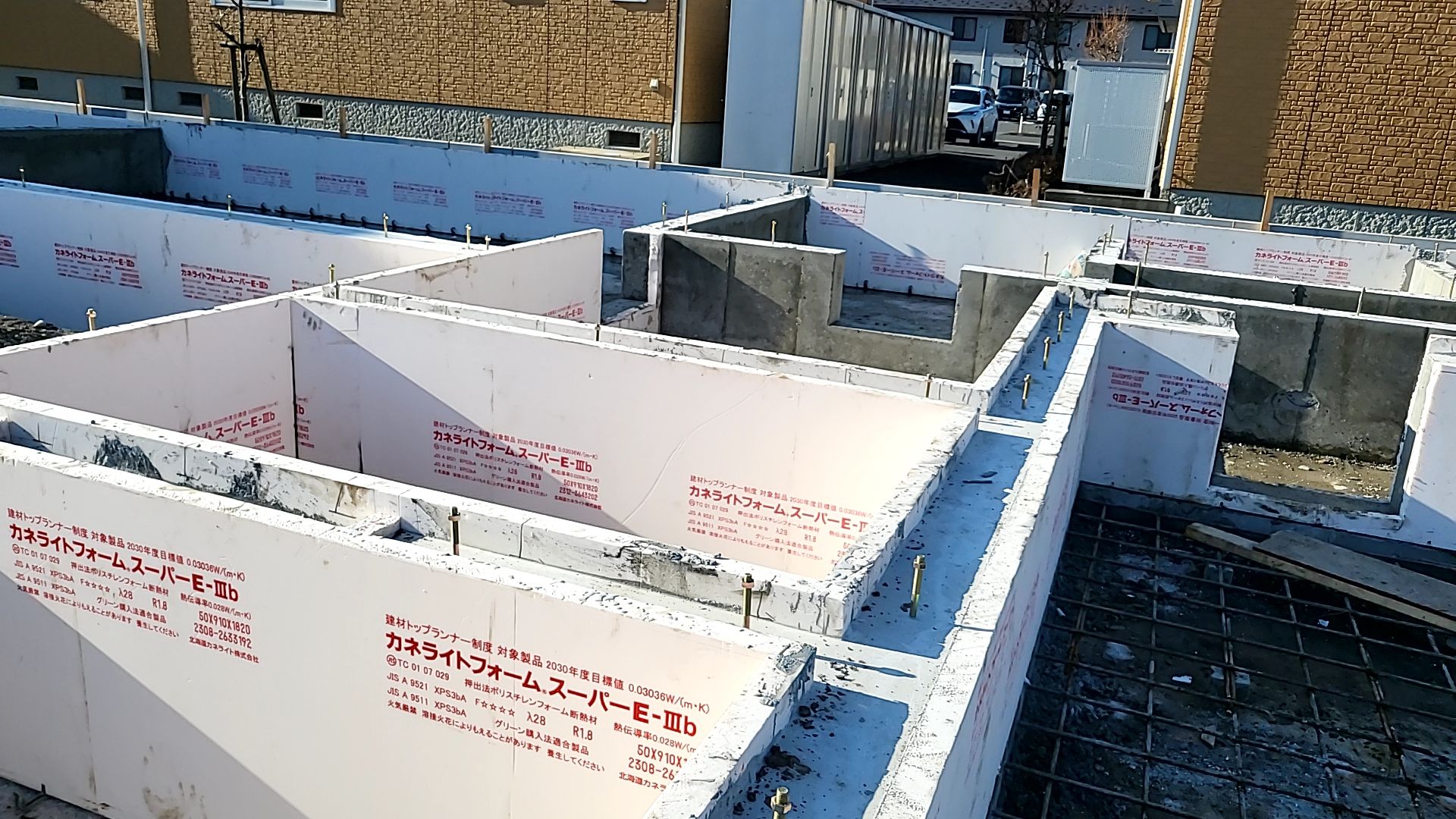 断熱に傷などつけないように丁寧にバラしていきます。