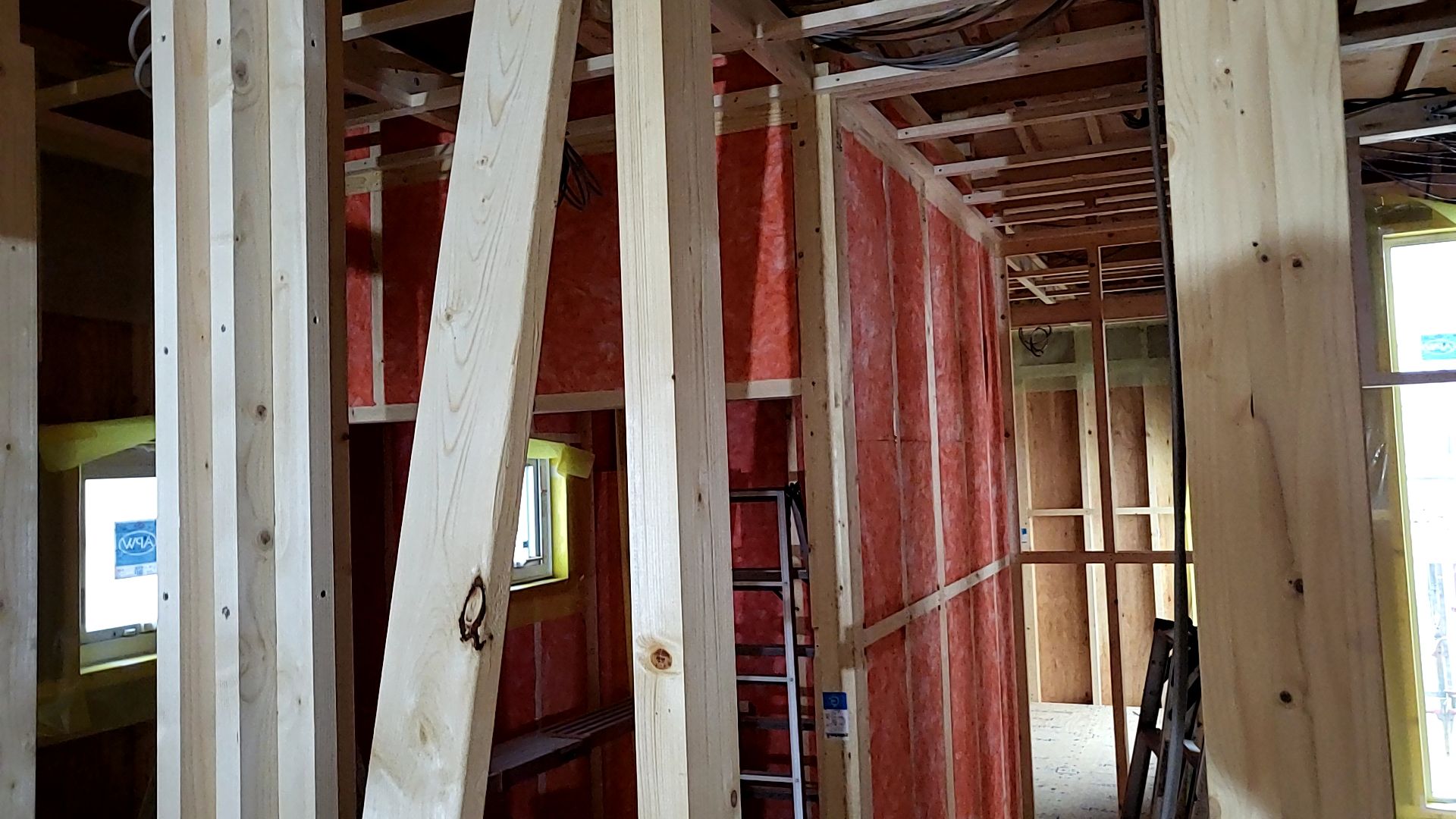 妻壁部分の断熱吹き付け工事が行われております。