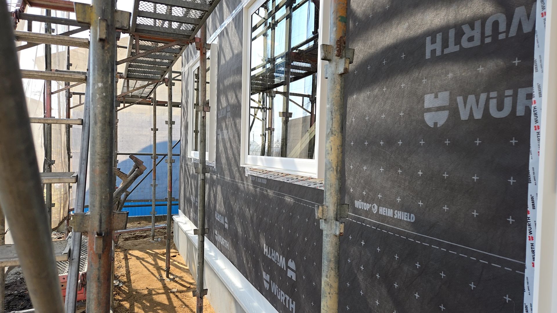 外部窓廻り・ジョイント部には防水テープ張りを行っております。