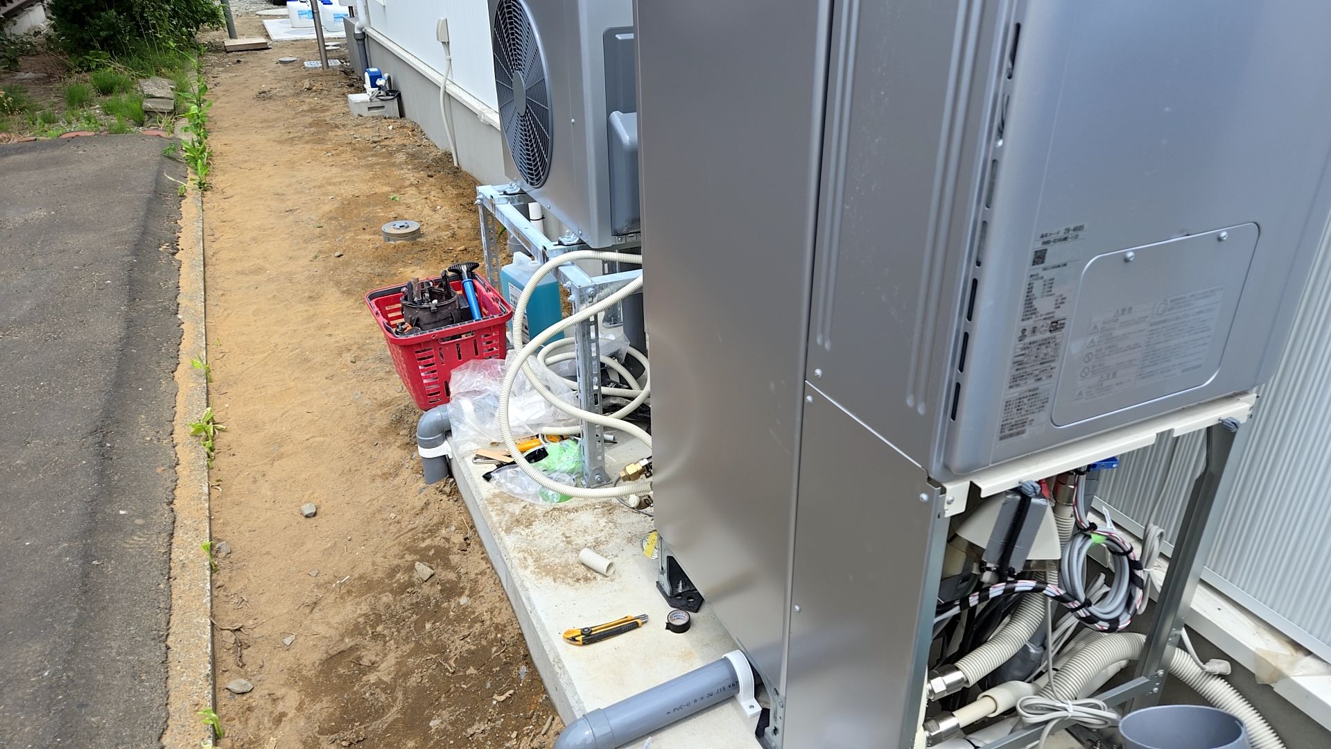 ガス業者により器具の取り付けが行われました。