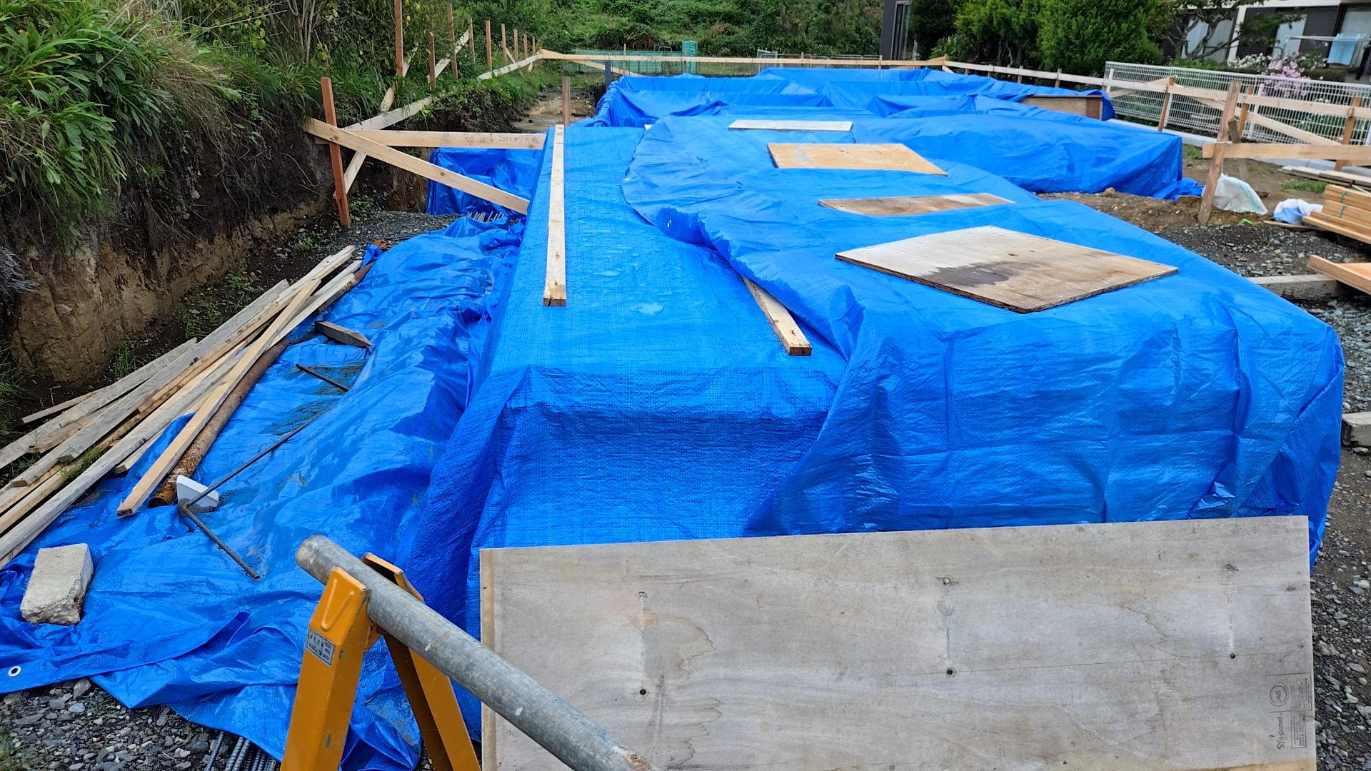 悪天候に備えて現場の養生をしております。