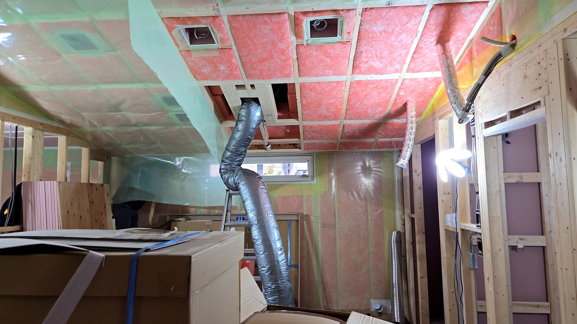 レンジフードの配管ダクトの施工を行っている様子です。