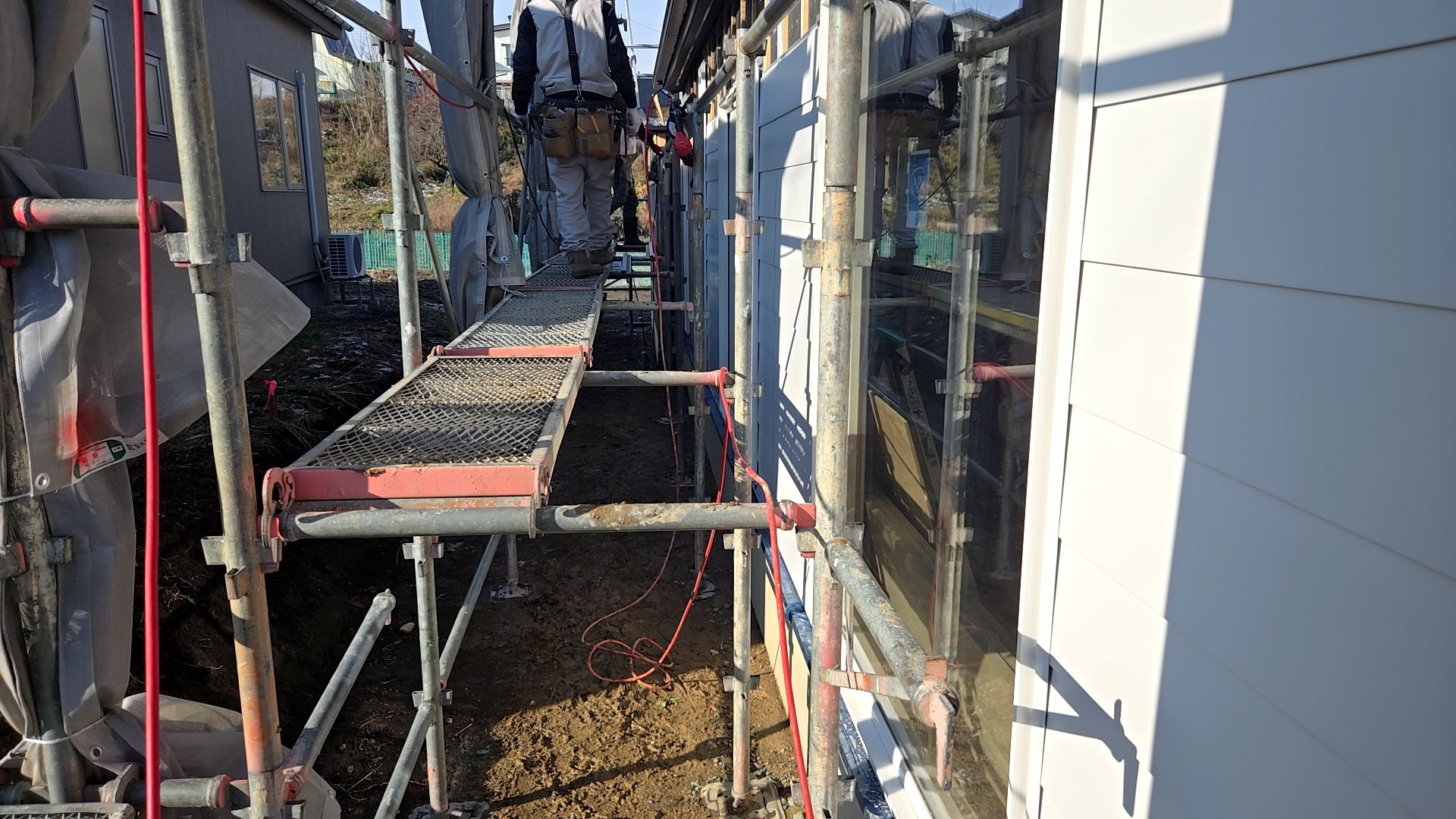 高所作業となりますので、ヘルメットを着用し安全対策をしながら事故やケガのないよう施工しています。