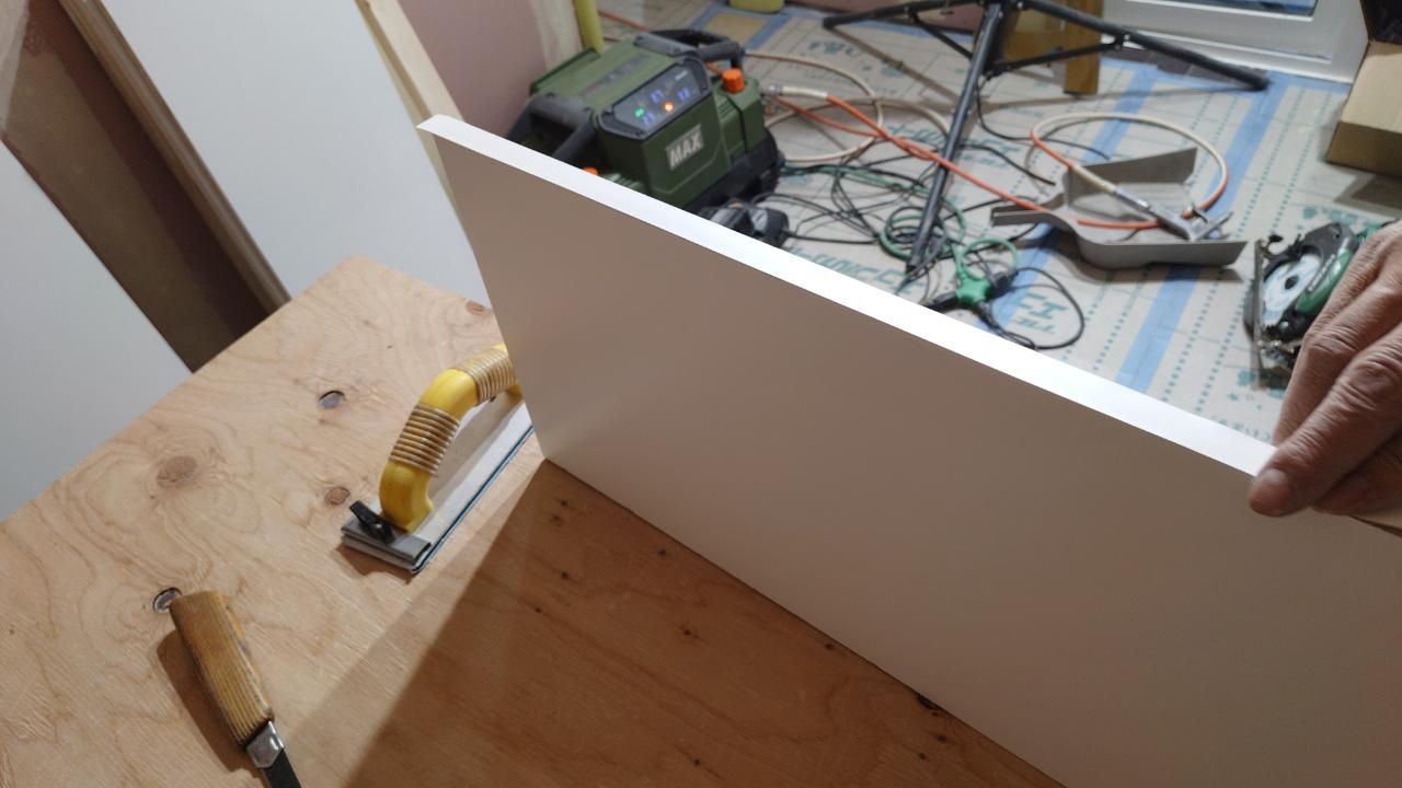 棚板が作られている様子です。図面を確認し、寸法など間違いのないよう施工しております。