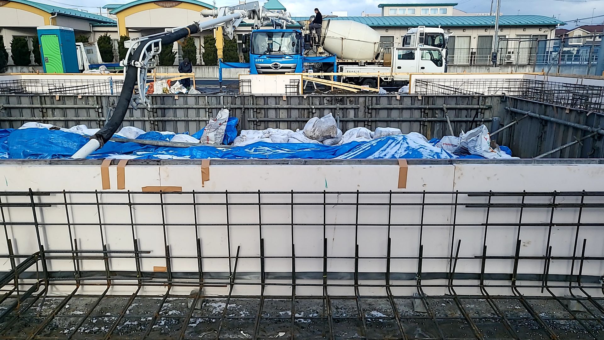 バイブレーターなどをかけ、コンクリートが隅々まで行き届くように丁寧に施工していきます。