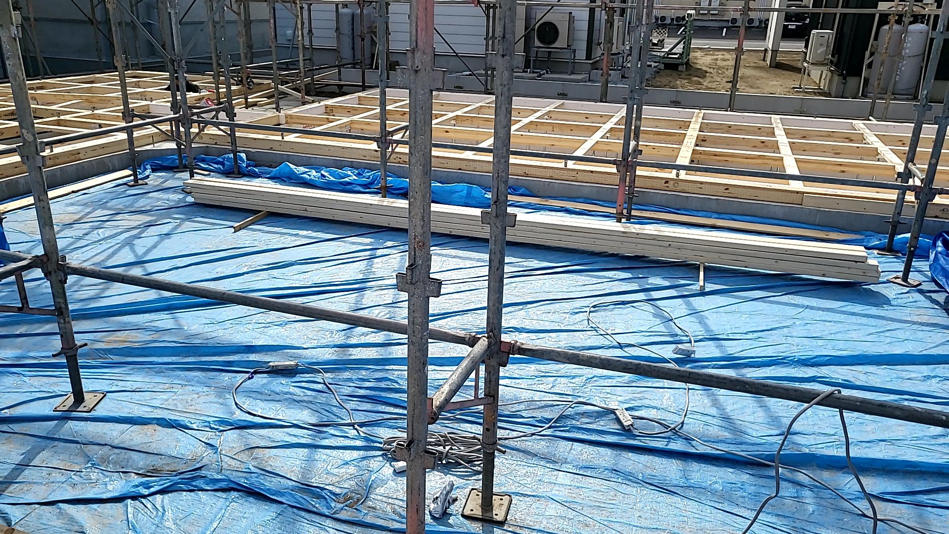 土台敷きが終了しだい、床合板の敷き込みを行っていきます。