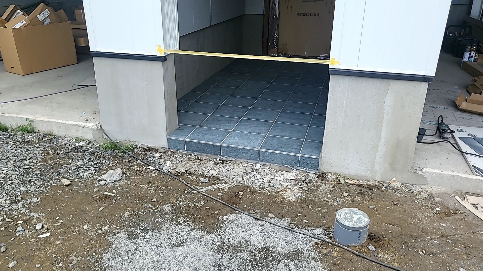 玄関アプローチのタイル貼りの様子です。