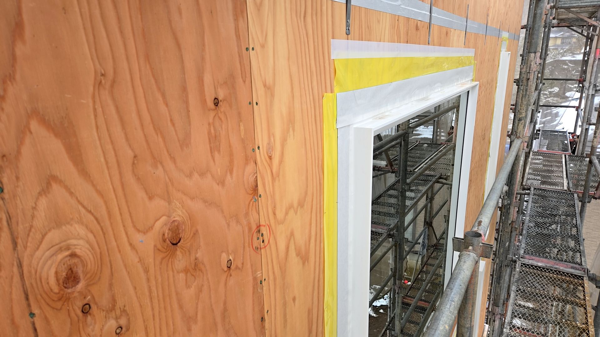 窓廻りに気密防水テープを貼っております。