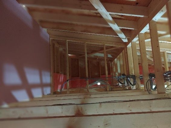 小屋裏の断熱充填は高所作業となるため、安全対策には十分注意をし、怪我のないよう作業しています。