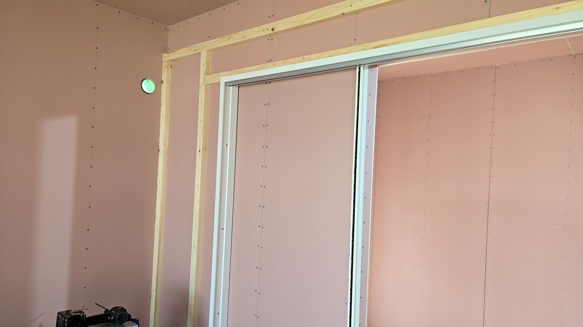 建築による内部造作工事が行われました。