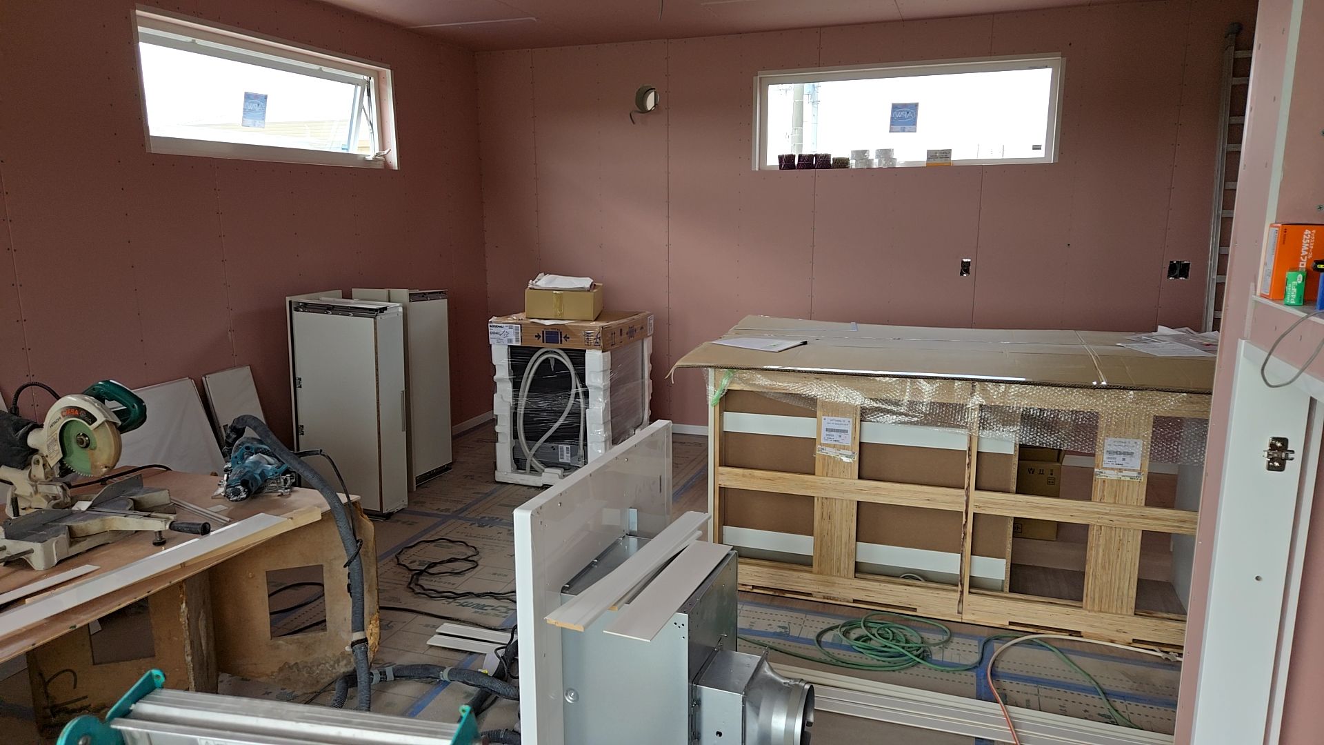 巾木・棚板の取り付けが行われている様子です。