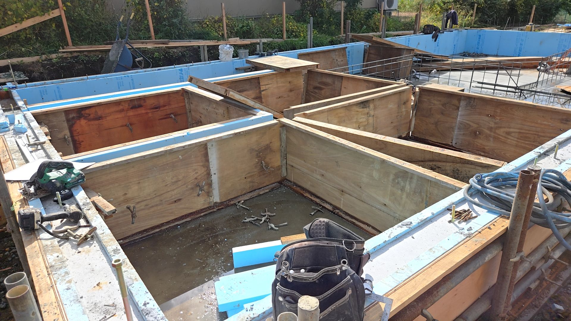 枠の高さ・幅は、図面・仕様を確認し、間違いのないよう注意しております。