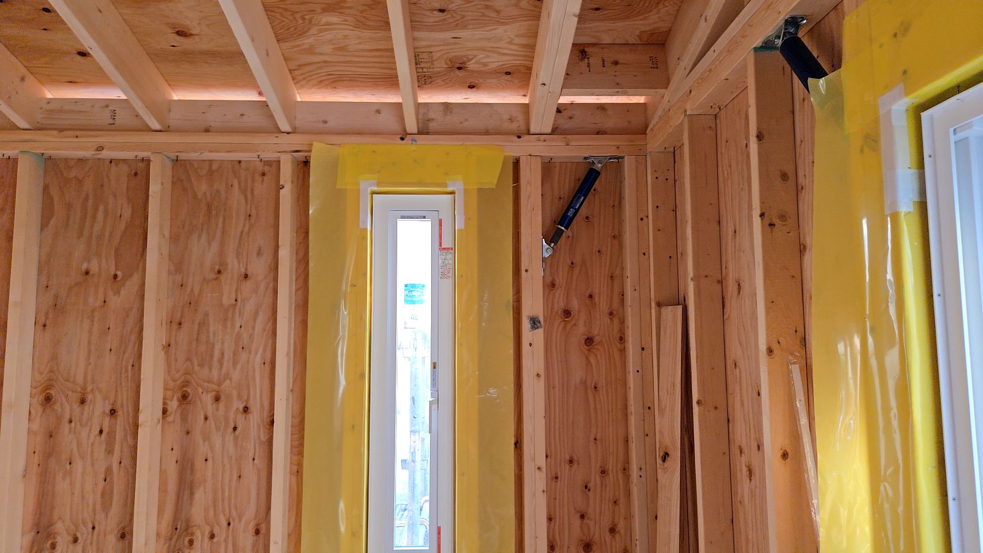 気密性・水密性を高める黄色いシートが、丁寧に施工されています。