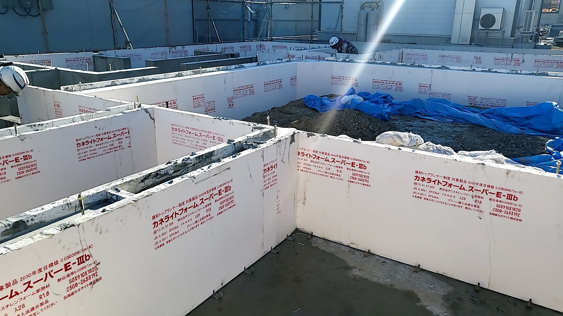 型枠をバラしている様子です。