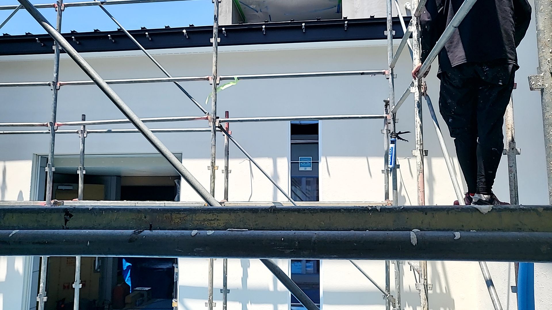 塗装業者による塗り壁の仕上げが行われた様子です。