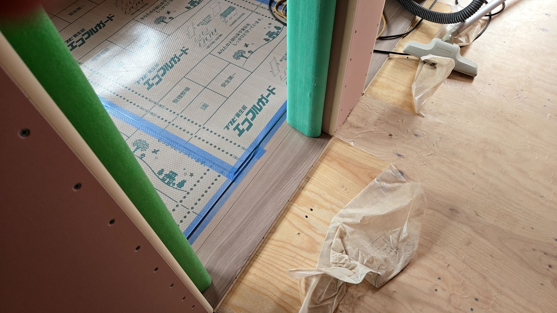 床貼りと枠の取り付けが行われました。