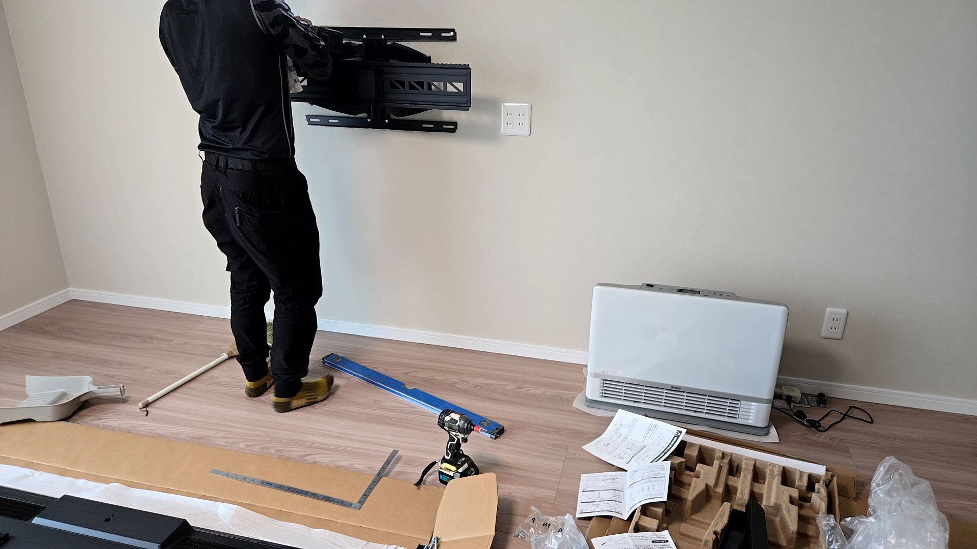 壁などにキズを付けないよう、丁寧に取り付けを行いました。