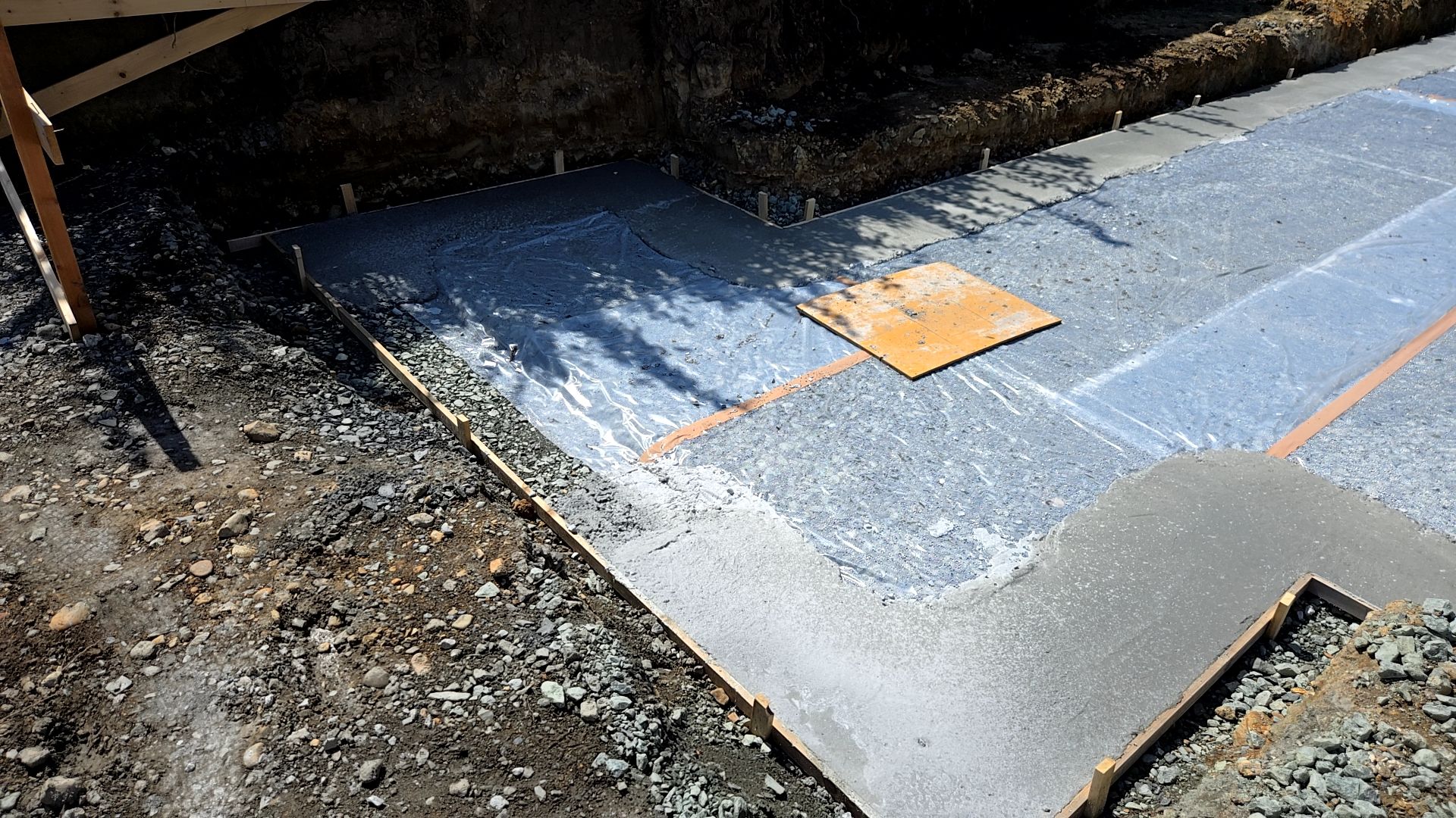 捨てコン打設用の枠組みが行われた様子です。