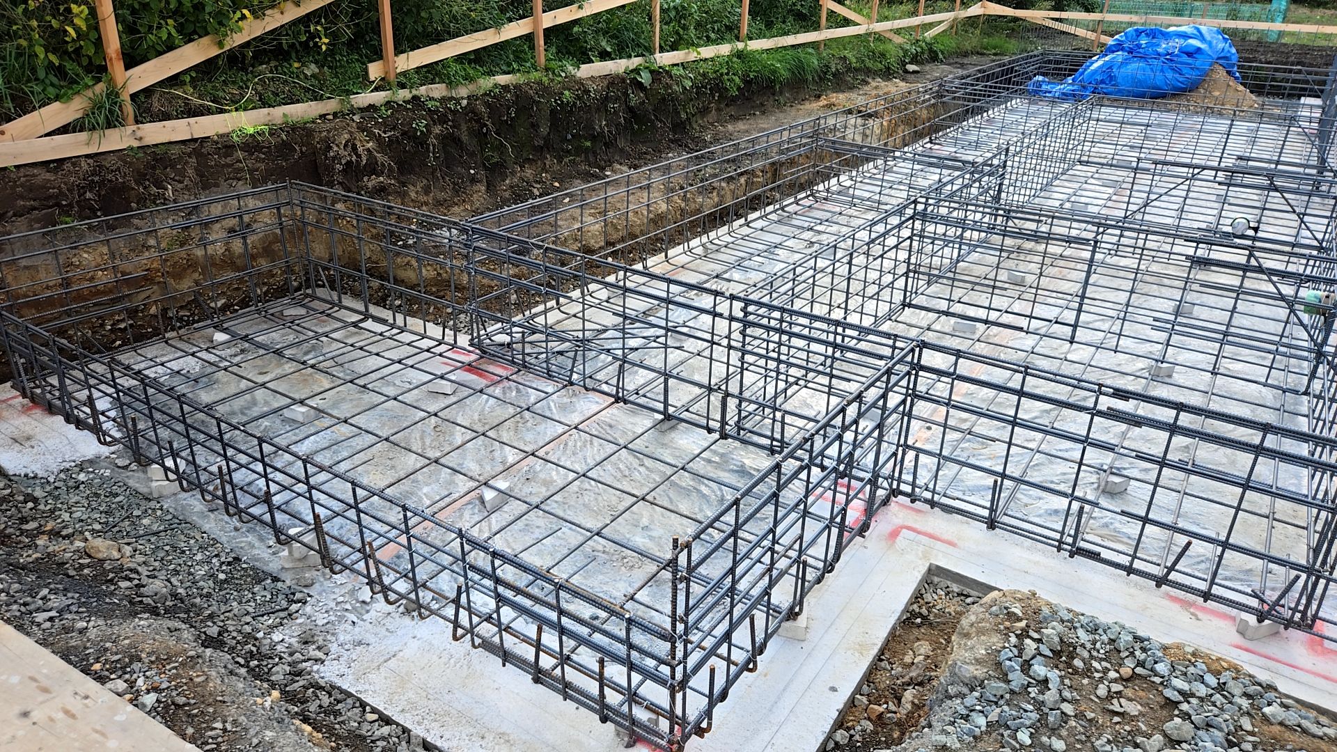 図面・仕様を確認しながら間違いのないよう鉄筋を組んでいきます。