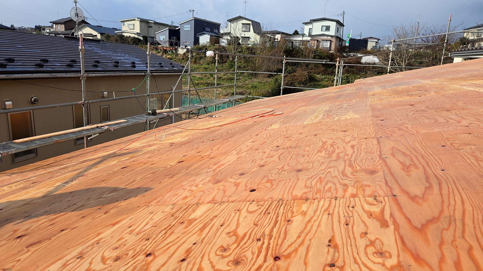 屋根の合板張りが行われている様子です。