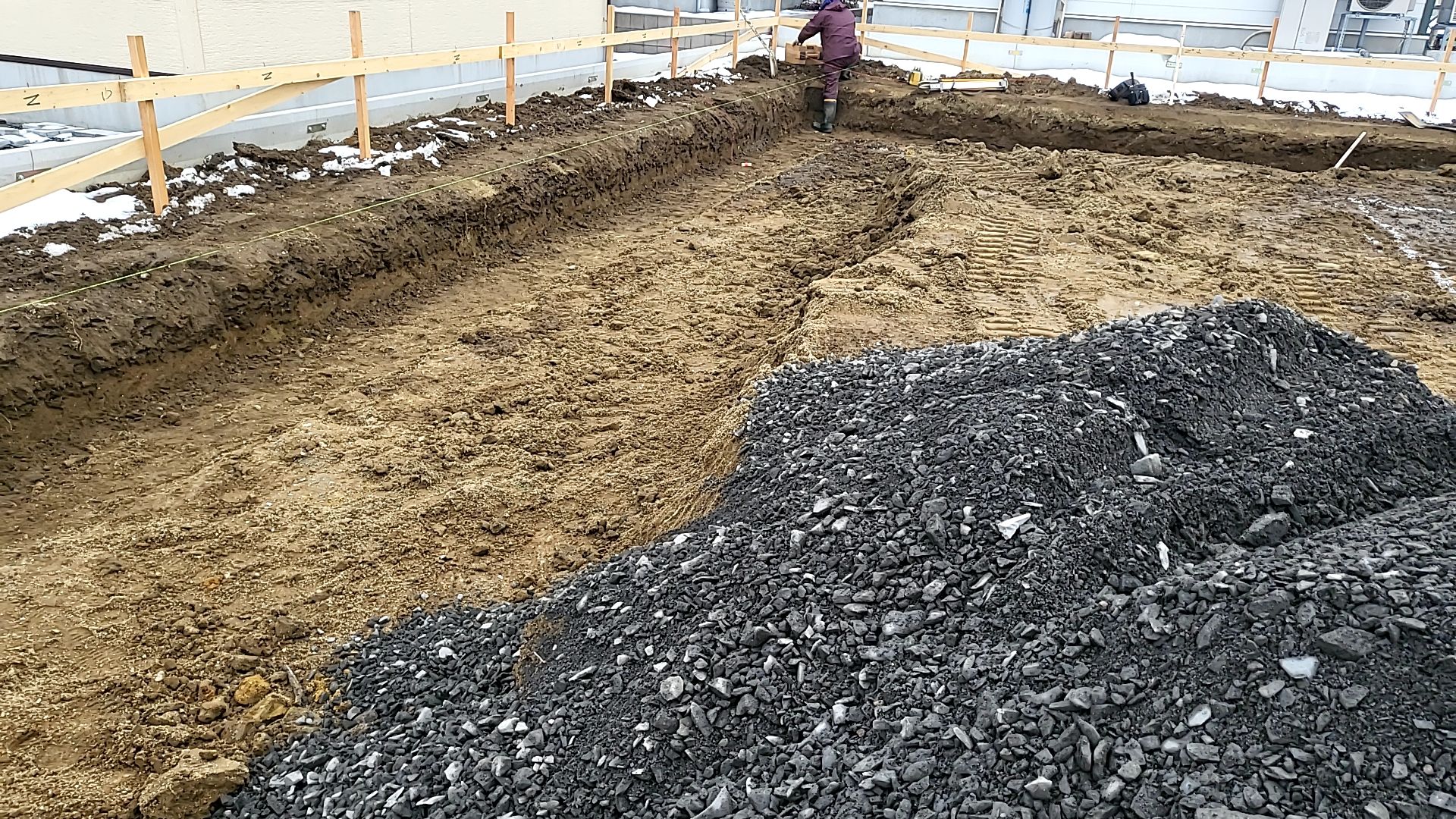 根堀が終わったところから、砕石を入れております。