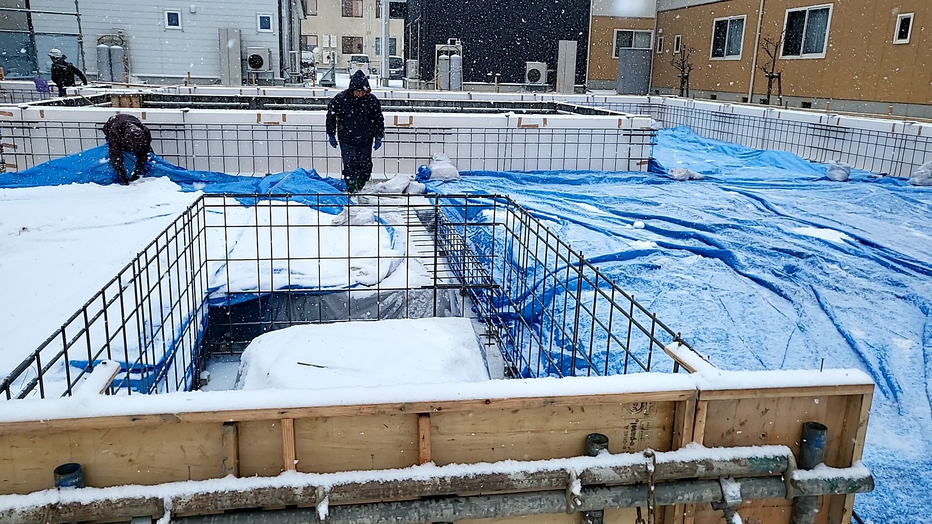 基礎の通り芯を確認しながら、配置を進めております。