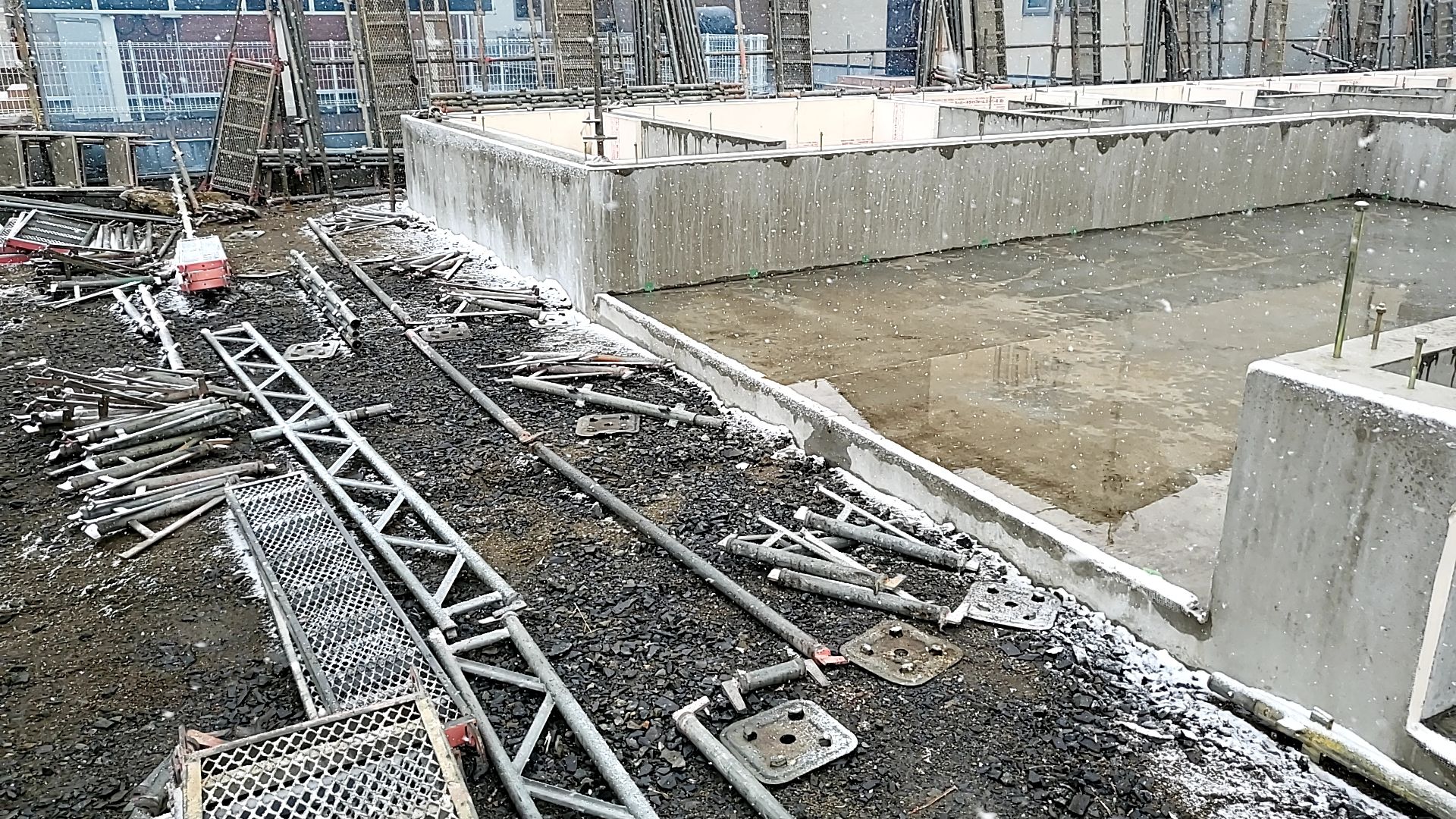 天候が悪いため事故や怪我のないよう十分注意して施工を行っていきます。