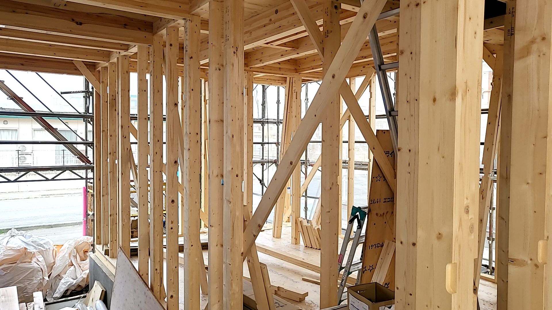 間柱の取り付けが行われている様子です。